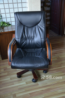 二手办公家具打包转让 老板桌椅、L型办公桌椅、屏风与展示柜